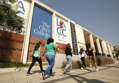 כך קליפורניה מנסה לעצור את הונאת הענק שמטלטלת את מערכת הקולג'ים