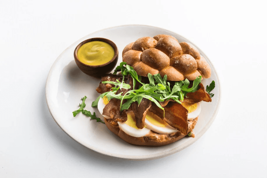 חומוס עם זיתים וסנדוויץ' הודו: אמריקן איירליינס מרעננת את התפריט