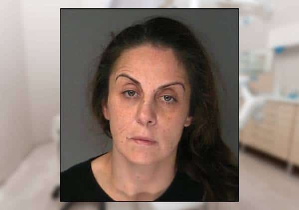 לונג איילנד: סייעת לרופא שיניים נעצרה בחשד שגנבה ממטופליה