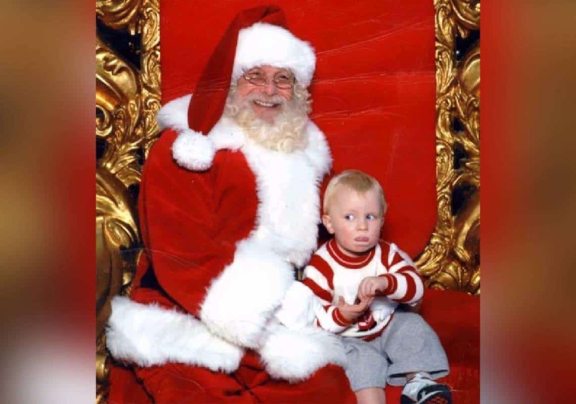 פעוט השתמש בשפת הסימנים כדי להתריע על מצוקה בזמן שישב על הברכיים של סנטה