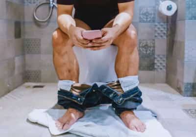 גללתם יותר מדי? סמארטפון בשירותים מקפיץ את הסיכוי לטחורים