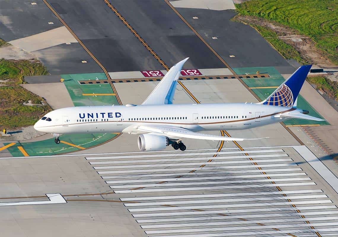 עובדי יונייטד איירליינס שלא יתחסנו יוצאו לחופשה ללא תשלום