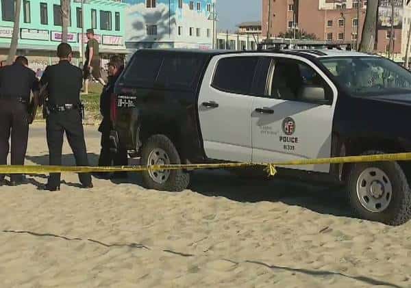 צעירה השתזפה להנאתה בחוף הפופולארי ביותר בלוס אנג'לס: ניידת משטרה שנסעה לעברה לא הבחינה בה