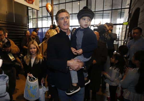  "אייצג את כל הקהילות קליפורניה בכבוד": היום נערך טקס השבעת המושל החדש