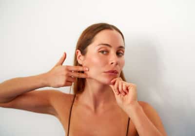 מראה צעיר בלי הזרקות: האם יוגת פנים באמת יכולה לשנות את מראה העור?