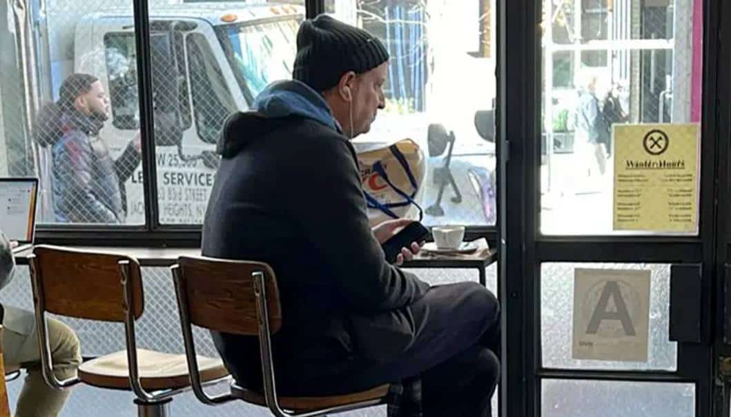"חשבתי שהוא הומלס": ראש העיר לשעבר ‏של ניו יורק מעורר דאגה לאחר שנצפה בבית קפה מקומי במראה 'בודד, קר וחסר-בית'