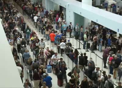 חופשת האביב האמריקאית מסתבכת: המלחמה, ההשבתה והדלק מטלטלים את עונת הנסיעות