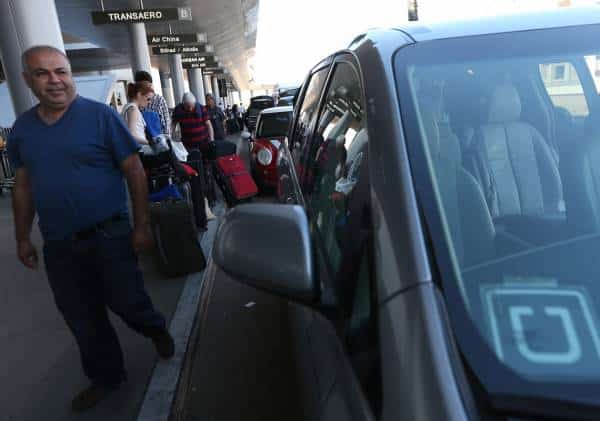 מהפכת הרכבים ב-LAX יוצאת לדרך: שינוי משמעותי עבור הנוסעים באובר ומוניות