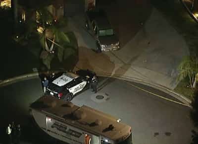 רצח כפול בלוס אנג'לס: בני זוג נורו למוות בפתח ביתם בסימי ואלי — החשד מתמקד בבן החורג