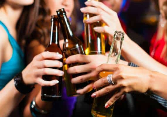 מחקר: מי שצורכים יותר מ-7 משקאות אלכוהול בשבוע צפויים למות מוקדם ממי ששותים פחות