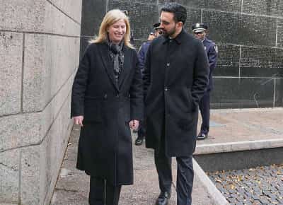 השומרת אחי אנוכי? אחיה של נציבת משטרת ניו יורק תקף את ראש העיר הנבחר – והיא נאלצה להתנצל