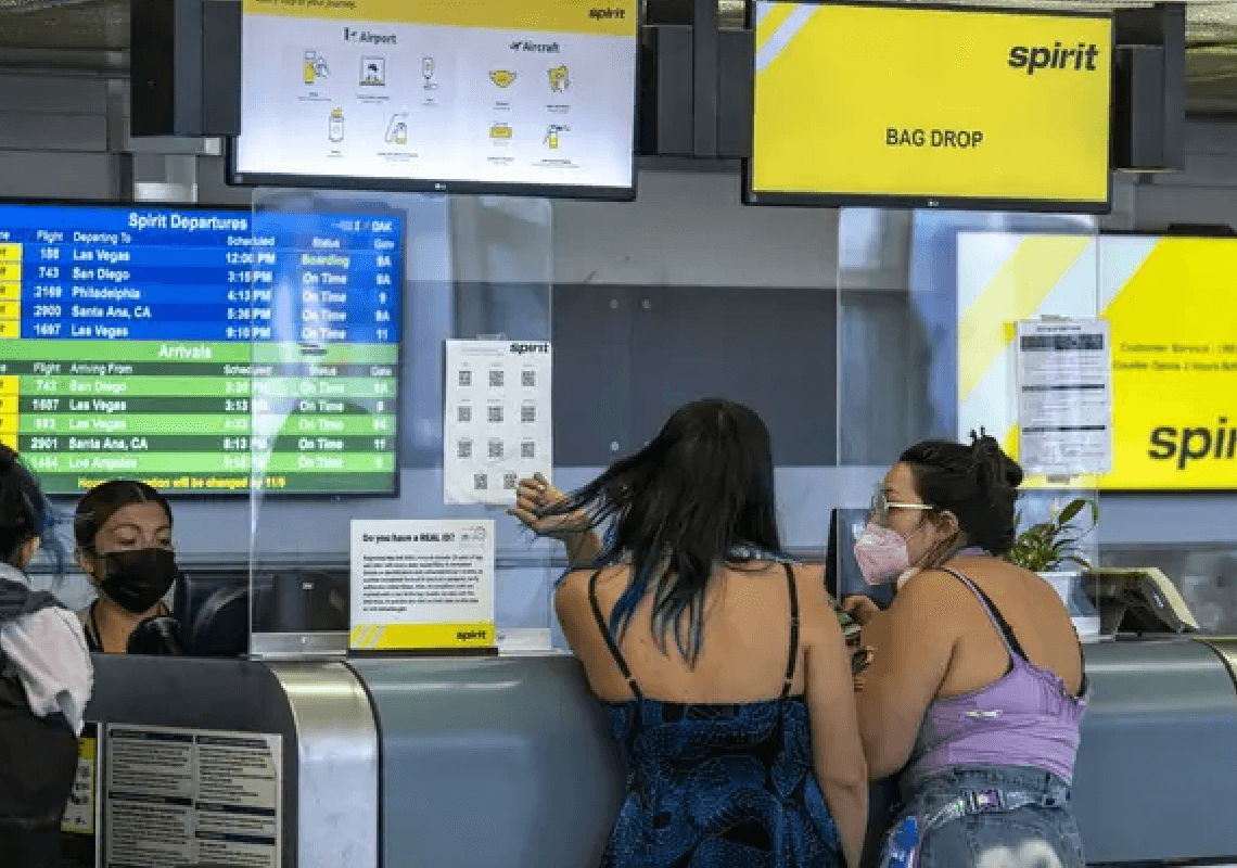 חברת תעופה אמריקאית מקשיחה את כללי הלבוש: קעקועים פוגעניים ובגדים חושפניים - אסורים