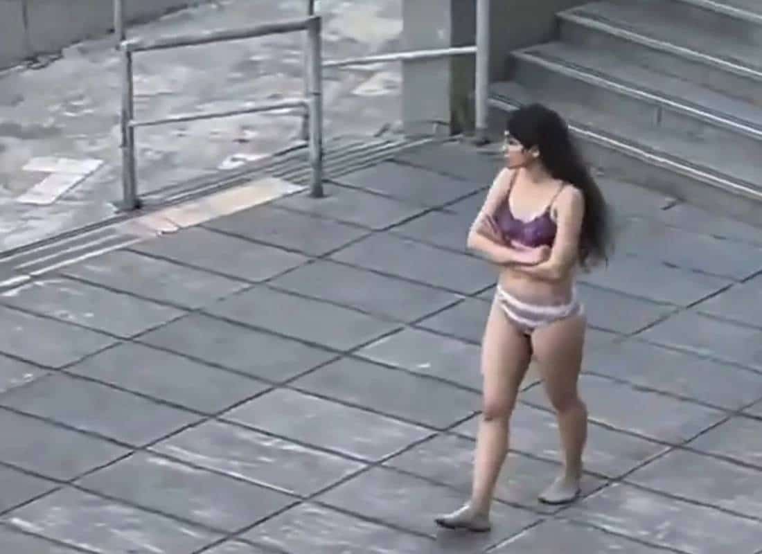 סטודנטית איראנית התפשטה במחאה דרמטית נגד משטרת הצניעות בטהרן