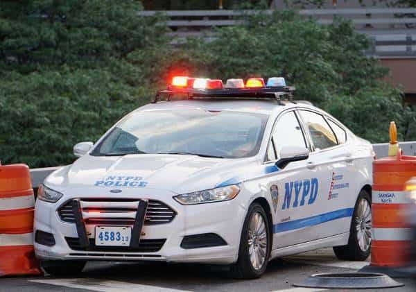 "חיפשה קורבנות לפי מודעות אבל": צעירה מניו יורק מואשמת בפריצה לבתים