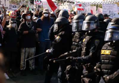 קליפורניה: הצעת חוק תאסור על שוטרים לכסות את פניהם – אך לא המפגינים