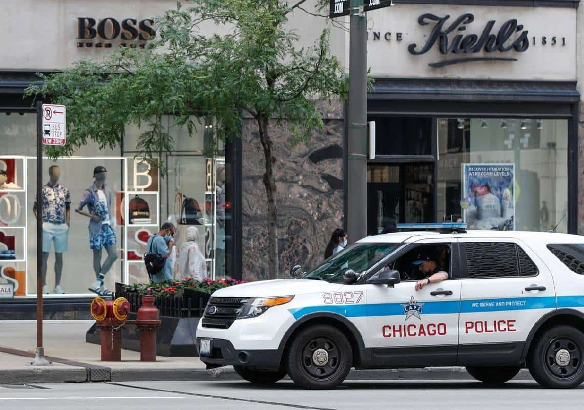 סוער בעיר הרוחות: שיקגו מאיימת להוציא אלפי שוטרים לחופשה ללא תשלום