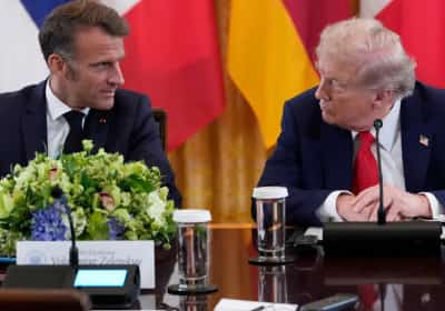 טראמפ לחש למקרון - בלי לדעת שהמיקרופון עדיין פתוח