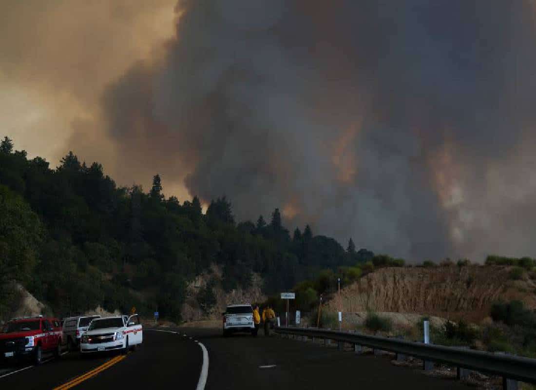 שריפת יער בדרום קליפורניה יוצרת מזג אוויר משל עצמה וגורמת לאלפי מפונים  