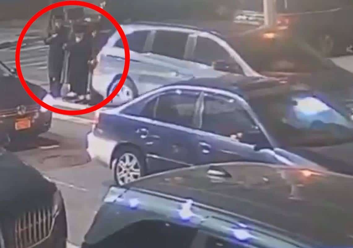 לעיני המצלמות: נהג מיניוואן פגע בחרדים ברחובות ניו יורק ונמלט
