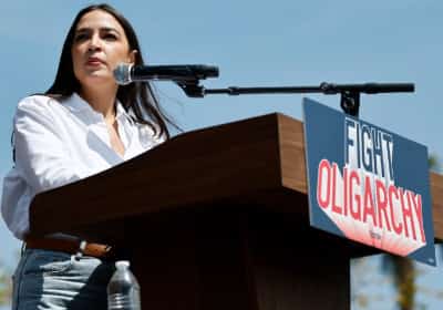 צביעות: אלכסנדריה אוקסיו-קורטז מטיפה נגד אוליגרכיה, אבל שוהה במלונות יוקרה