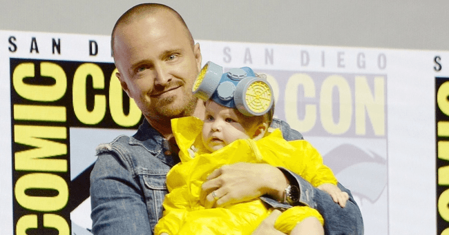 אהרון פול מ'שובר שורות' מביא את הבת לקומיקון כשהיא מחופשת לאחת מהדמויות בסדרה