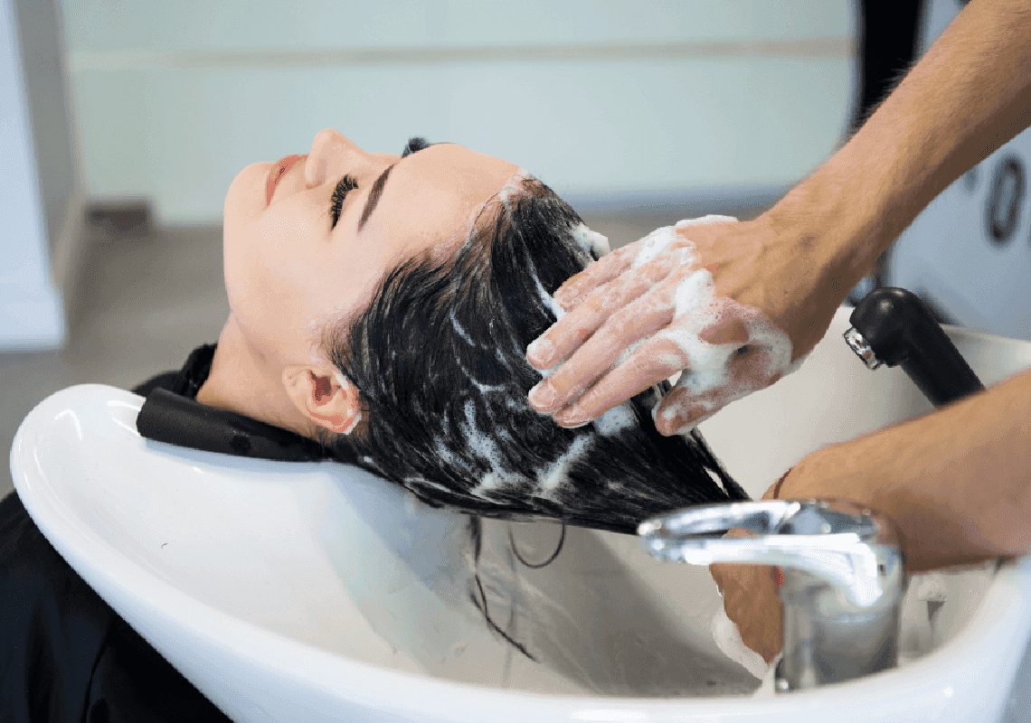 בגלל הבצורת: קנס של יותר מ-500 דולר למספרות שעושות חפיפה כפולה