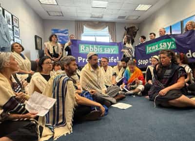 עשרות רבנים נעצרו בניו יורק ובוושינגטון במחאה על הרעב בעזה