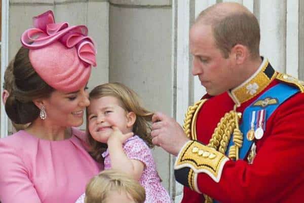 "זה סיוט": האם הנסיך וויליאם לומד לעצב את שיערה של בתו, שרלוט, על ידי צפייה בסרטוני הדרכה ביוטיוב?