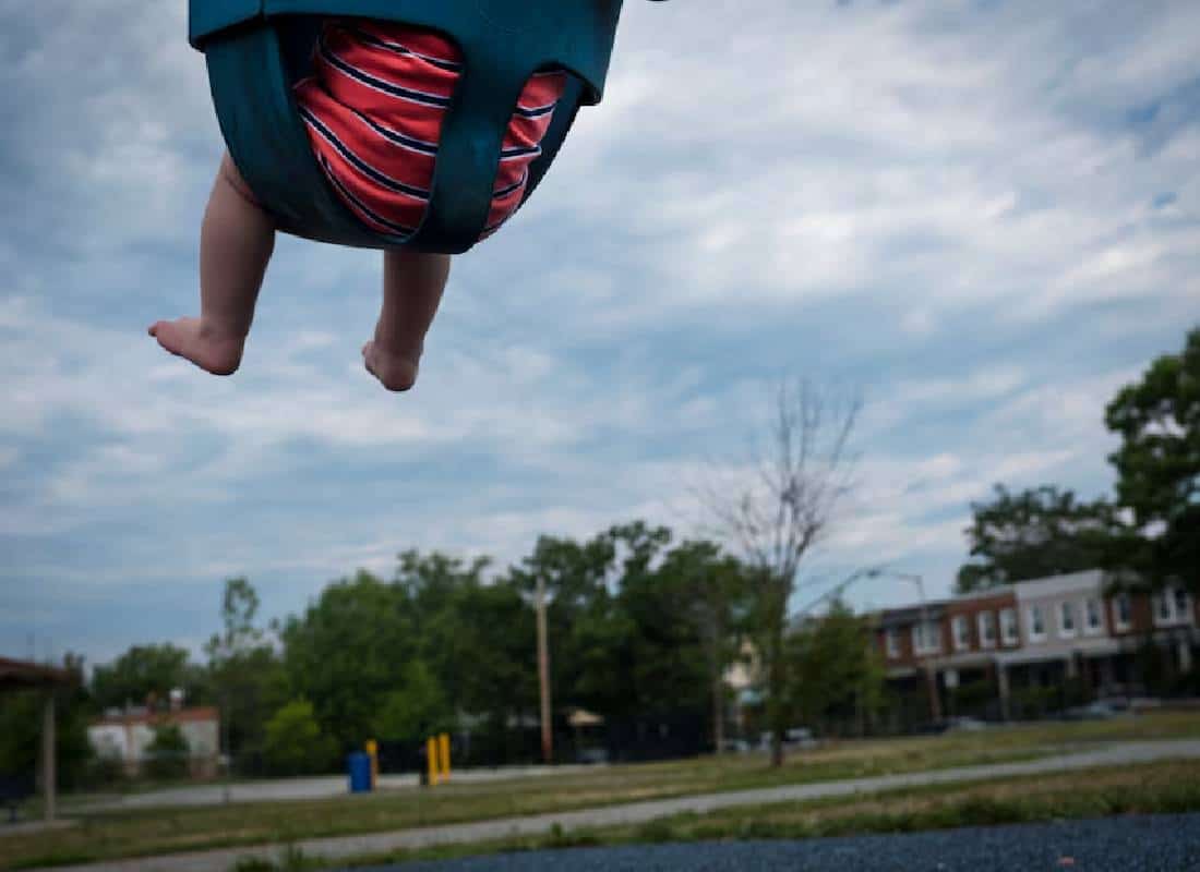 פאניקה בגני השעשועים: כיצד שמועות על מעצרי מטפלות זרעו פחד בוושינגטון הבירה