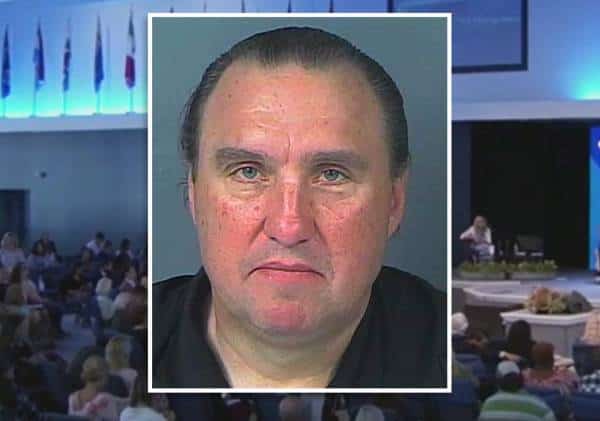 פלורידה: מאות מתפללים הוזמנו לכנסייה, כומר נעצר בגין הפרת מדיניות החירום