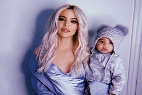 נאחזת בציפורניים: קלואי קרדשיאן כועסת על המבקרים את הציפורניים הארוכות שלה