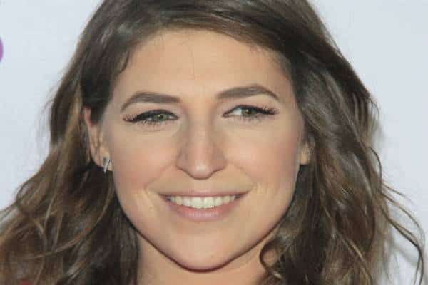 בזמן שכולם חוגגים כריסמס: כוכבת "המפץ הגדול", מים ביאליק, מתגעגעת לחבר לשעבר