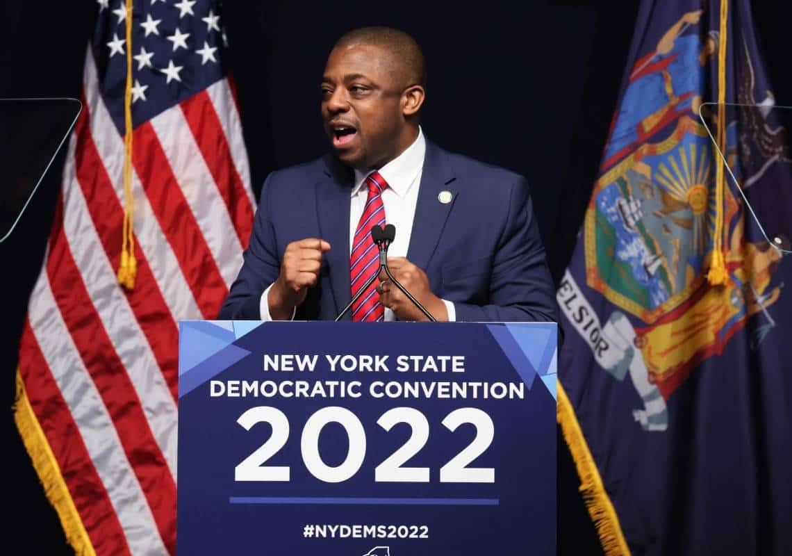 טלטלה פוליטית בניו יורק: סגן המושלת נעצר בחשד לעבירות שוחד והונאה