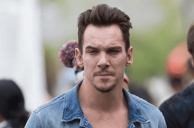 אנחנו רגילים לראות אותו עצבני: ג'ונתן ריס מאיירס לא הצליח לשלוט בבעיית העצבים שלו והתפרץ בטיסה 