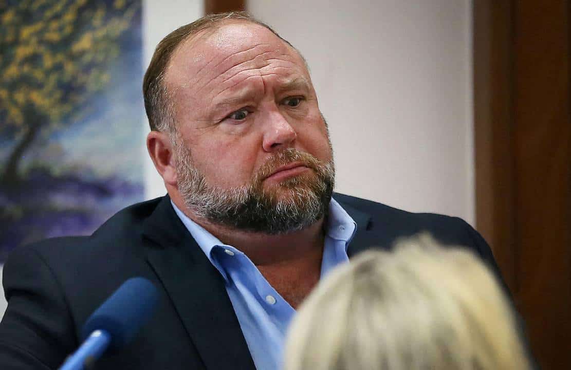 אלכס ג'ונס פרץ בצעקות ודמעות: "הממשל מנסה לסגור את Infowars"