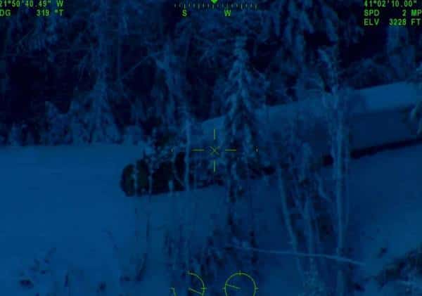 צפון קליפורניה: נהג משאית נתקע בשלג במשך יותר מ-48 שעות