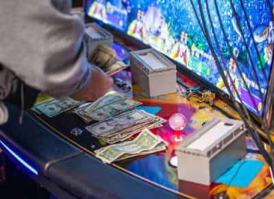 לוס אנג'לס: פשיטה בוודלנד הילס - קזינו בלתי חוקי נחשף בלב שכונת מגורים שקטה