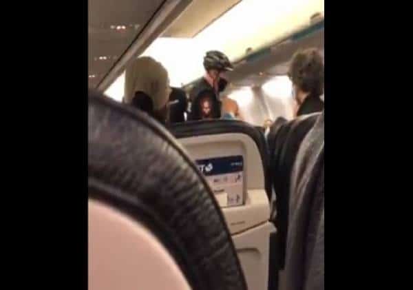 מזעזע: למרות מחאת הנוסעים, המשפחה הורדה מהטיסה כי לתינוק לא הייתה מסכה, לבסוף ביטלה החברה את הטיסה כולה