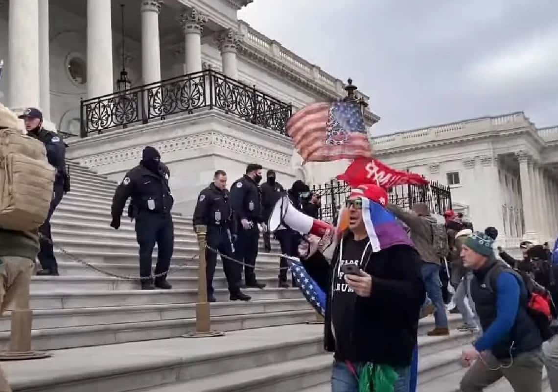 לאחר שעות ארוכות שבהן התבצר בביתו בשרמן אוקס: נעצר חשוד בפריצה לגבעת הקפיטול
