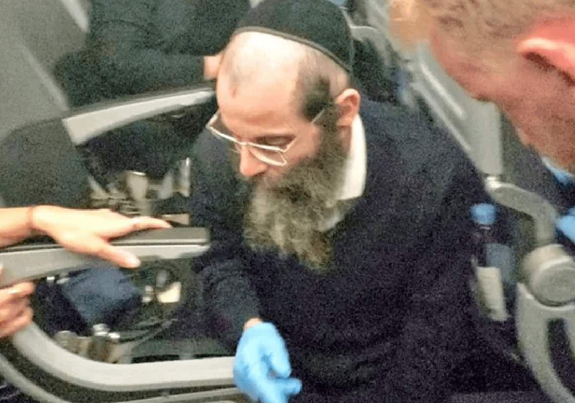 גיבור היום: גבר חרדי טיפל באישה שהתעלפה במהלך טיסה לפלורידה