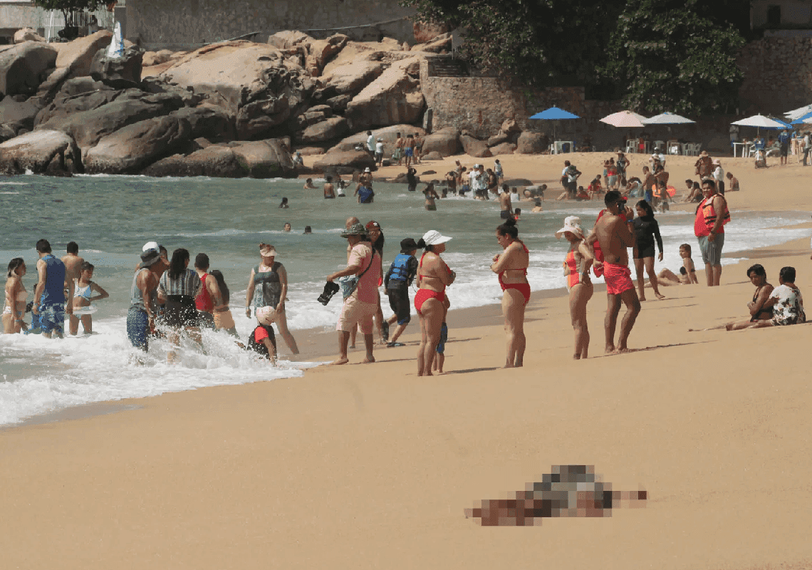 שלוש גופות עם סימני אלימות קשים נשטפו אל חופי מקסיקו - אל מול עשרות מבלים בים 