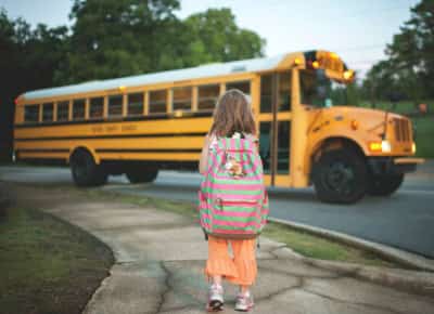 מלחמת תודעה בכיתות: כך מוחדרים מסרים אנטישמיים וקיצוניים לבתי הספר של אמריקה