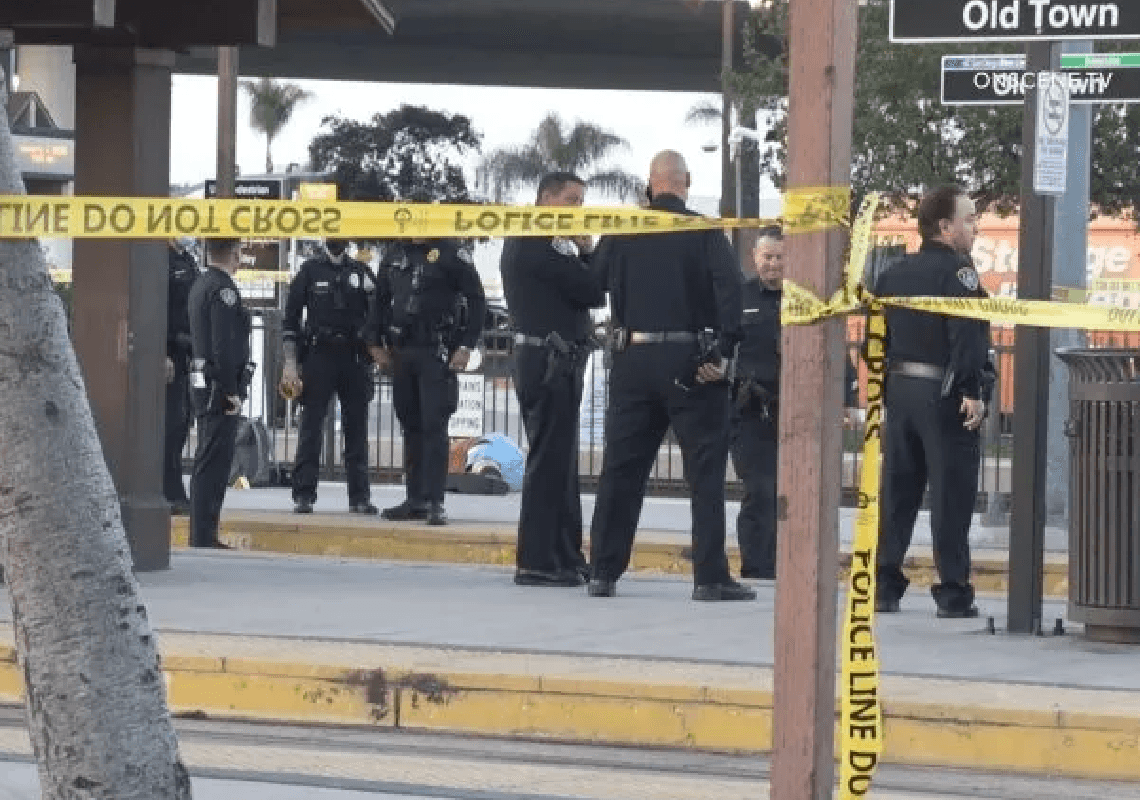 חשד לרצח בסן דייגו: חשוד דחף גבר בשנות ה-60 לחייו אל עבר רכבת נוסעת - ונמלט מהמקום