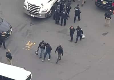 ניו ג'רזי: עשרות עובדים בלי מסמכים נעצרו בפשיטה על מחסן שעובד מול הממשל הפדרלי