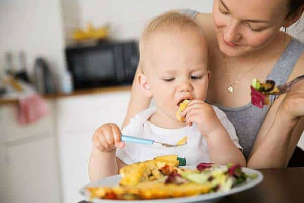 הוכחה מוצקה: נמצא קשר בין מוצקות המזון לבין איכות השינה בקרב תינוקות