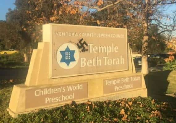האנטישמיות מכה בקליפורניה: צלב קרס רוסס בחזית בית כנסת מרכזי במחוז ונטורה