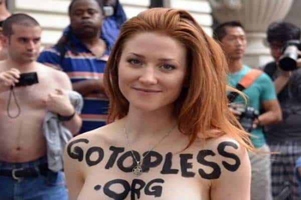 למה רק לגברים מותר? נשים משתחררות ביום GoTopless, שמגיע ללוס אנג'לס