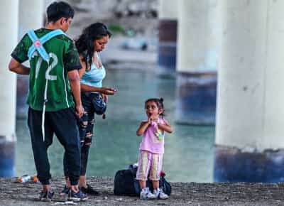 שנת 2025 - ומהגרים שחוששים מגירוש נערכים לפרידה מילדיהם: קליפורניה מחוקקת חוק חירום למשפחות שעלולות להתפרק