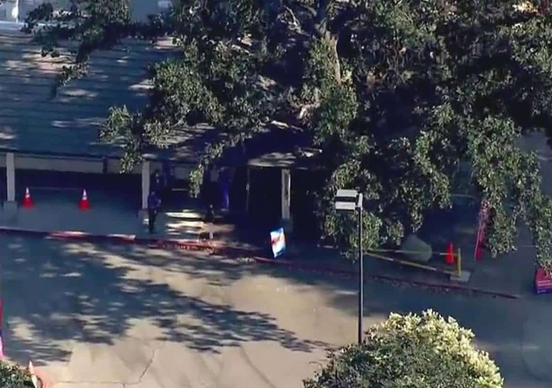 בהלה בתחנת חיסונים בלוס אנג'לס: נהג דרס שני עובדים ונמלט