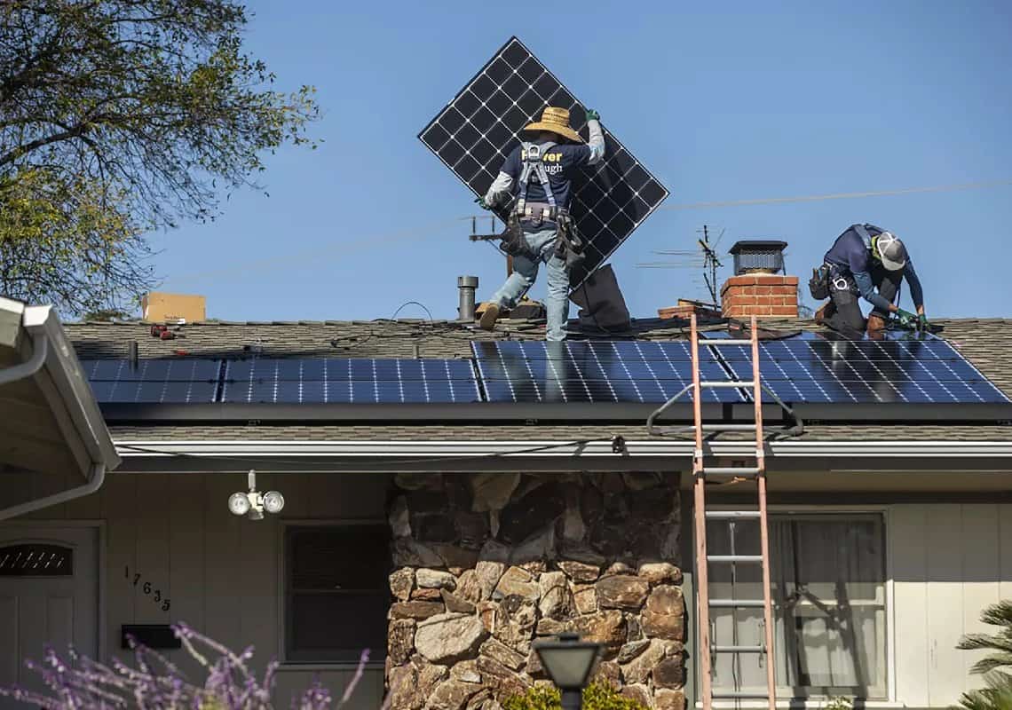 הצעד שמדאיג את תעשיית האנרגיה המתחדשת: קליפורניה תצמצם את התמריץ הכספי לבעלי פאנלים סולאריים